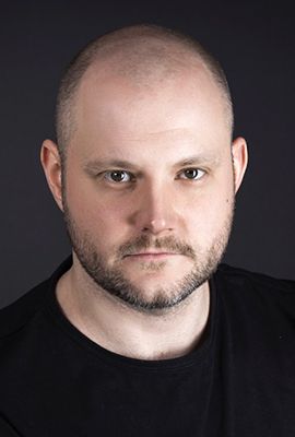 Das Portrait zeigt Chiara Egger mit langen, dunkelblonden Haaren und einem herzlichen Lächeln.