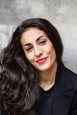 Das Portrait zeigt Larissa Winkel mit kinnlangem, roten Haaren. Sie trägt eine blaue Bluse.