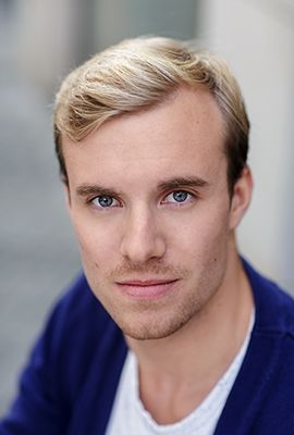 Das Portrait zeigt Steffi Regner mit langen, braunen Haaren und einem warmen Lächeln. Sie trägt ein beigefarbenes Oberteil mit glänzenden Punkten und goldene Ohrringe.