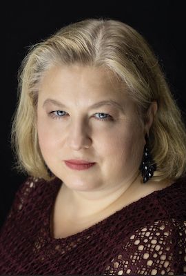 Das Portrait zeigt Anna Katharina Felke mit langen, dunkelblonden Haaren und einem warmen Lächeln.